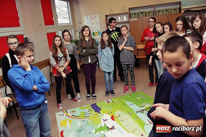 Zdjęcie w galerii na portalu naszraciborz.pl: Deutsch-Wagen-Tour, czyli zabawa po niemiecku w szkole na Ostrogu wiadomości z regionu