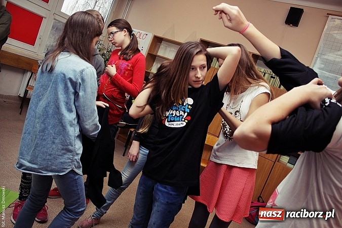 Zdjęcie w galerii na portalu naszraciborz.pl: Deutsch-Wagen-Tour, czyli zabawa po niemiecku w szkole na Ostrogu wiadomości z regionu