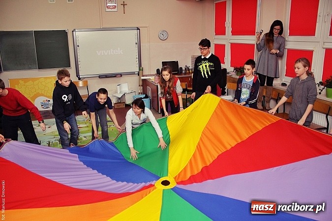 Zdjęcie w galerii na portalu naszraciborz.pl: Deutsch-Wagen-Tour, czyli zabawa po niemiecku w szkole na Ostrogu wiadomości z regionu