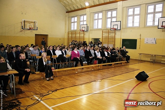 Zdjęcie w galerii na portalu naszraciborz.pl: II LO świętowało Dzień Patrona Szkoły wiadomości z regionu