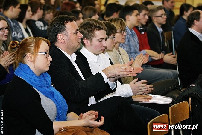 Zdjęcie w galerii na portalu naszraciborz.pl: II LO świętowało Dzień Patrona Szkoły wiadomości z regionu
