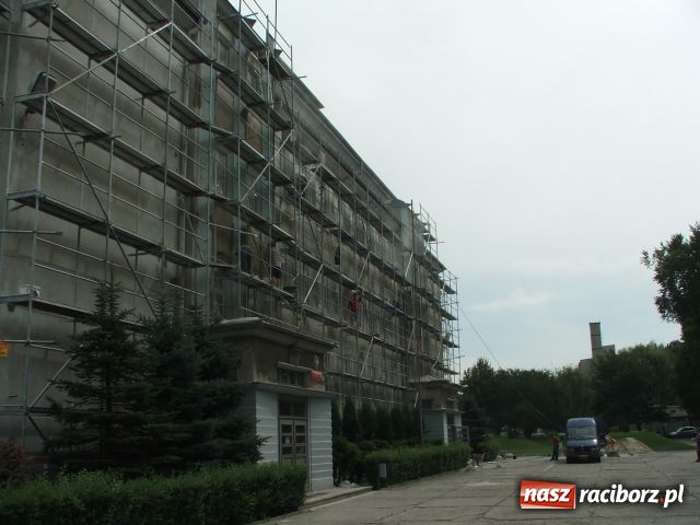 Zdjęcie w galerii na portalu naszraciborz.pl: Mickiewicz stroi się w NOWE SZATY wiadomości z regionu