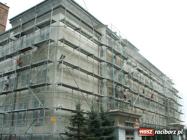 Zdjęcie w galerii na portalu naszraciborz.pl: Mickiewicz stroi się w NOWE SZATY wiadomości z regionu