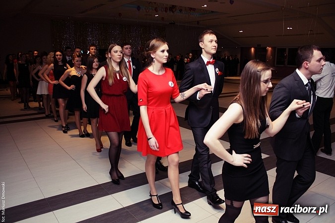 Zdjęcie w galerii na portalu naszraciborz.pl: Pięć klas Ekonomika bawi się w Zakrzowie wiadomości z regionu