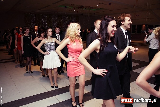 Zdjęcie w galerii na portalu naszraciborz.pl: Pięć klas Ekonomika bawi się w Zakrzowie wiadomości z regionu