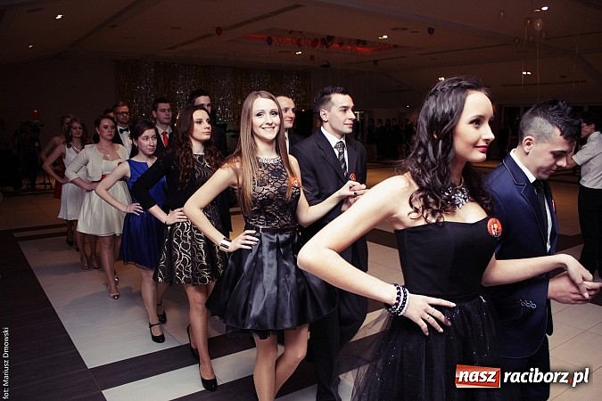 Zdjęcie w galerii na portalu naszraciborz.pl: Pięć klas Ekonomika bawi się w Zakrzowie wiadomości z regionu