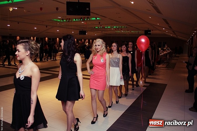 Zdjęcie w galerii na portalu naszraciborz.pl: Pięć klas Ekonomika bawi się w Zakrzowie wiadomości z regionu