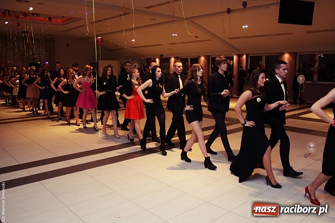 Zdjęcie w galerii na portalu naszraciborz.pl: Pięć klas Ekonomika bawi się w Zakrzowie wiadomości z regionu