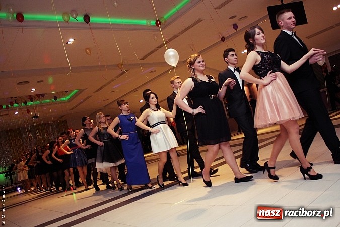 Zdjęcie w galerii na portalu naszraciborz.pl: Pięć klas Ekonomika bawi się w Zakrzowie wiadomości z regionu