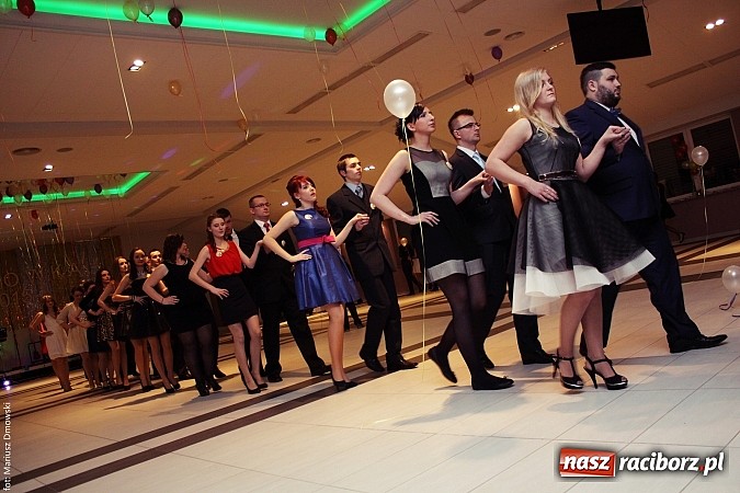 Zdjęcie w galerii na portalu naszraciborz.pl: Pięć klas Ekonomika bawi się w Zakrzowie wiadomości z regionu