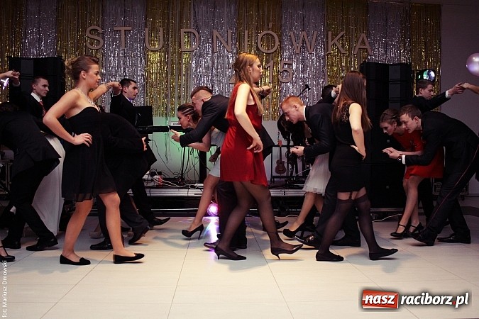 Zdjęcie w galerii na portalu naszraciborz.pl: Pięć klas Ekonomika bawi się w Zakrzowie wiadomości z regionu