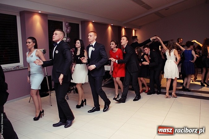 Zdjęcie w galerii na portalu naszraciborz.pl: Pięć klas Ekonomika bawi się w Zakrzowie wiadomości z regionu