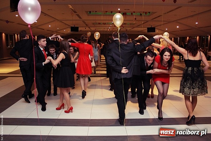 Zdjęcie w galerii na portalu naszraciborz.pl: Pięć klas Ekonomika bawi się w Zakrzowie wiadomości z regionu