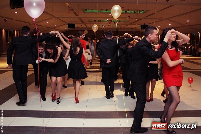 Zdjęcie w galerii na portalu naszraciborz.pl: Pięć klas Ekonomika bawi się w Zakrzowie wiadomości z regionu