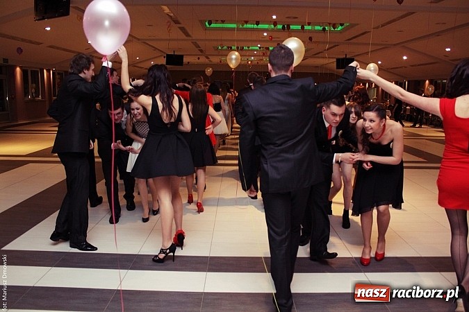 Zdjęcie w galerii na portalu naszraciborz.pl: Pięć klas Ekonomika bawi się w Zakrzowie wiadomości z regionu