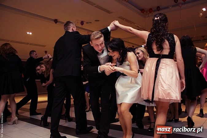 Zdjęcie w galerii na portalu naszraciborz.pl: Pięć klas Ekonomika bawi się w Zakrzowie wiadomości z regionu