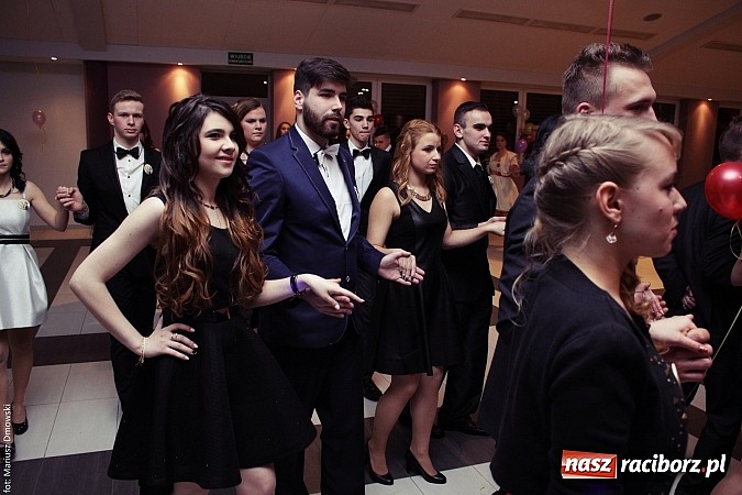 Zdjęcie w galerii na portalu naszraciborz.pl: Pięć klas Ekonomika bawi się w Zakrzowie wiadomości z regionu