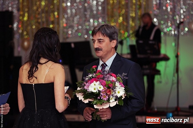 Zdjęcie w galerii na portalu naszraciborz.pl: Pięć klas Ekonomika bawi się w Zakrzowie wiadomości z regionu