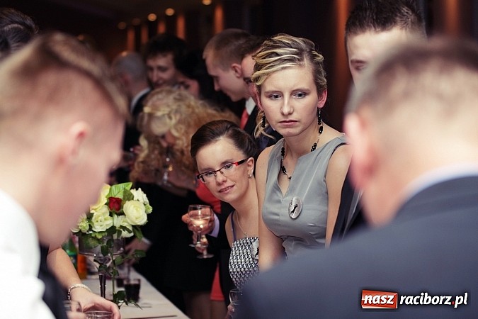 Zdjęcie w galerii na portalu naszraciborz.pl: Pięć klas Ekonomika bawi się w Zakrzowie wiadomości z regionu