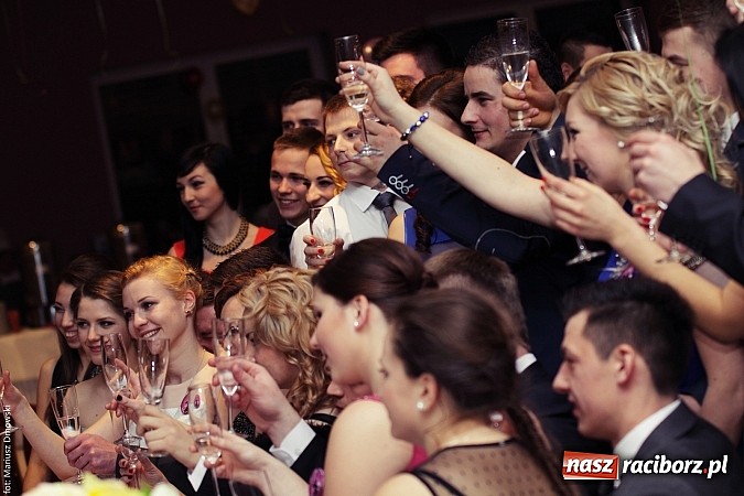 Zdjęcie w galerii na portalu naszraciborz.pl: Pięć klas Ekonomika bawi się w Zakrzowie wiadomości z regionu