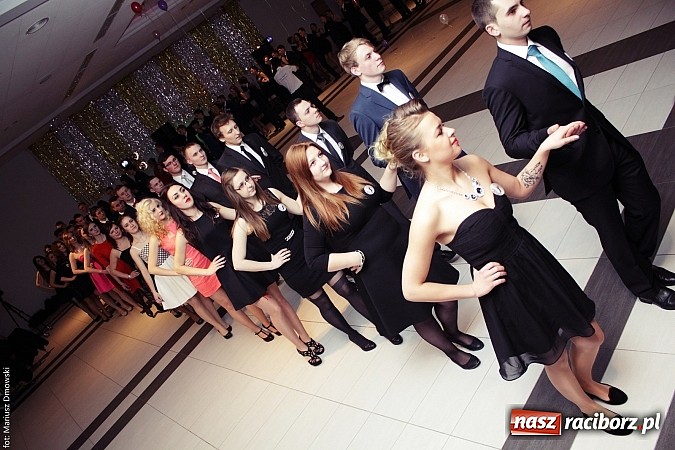 Zdjęcie w galerii na portalu naszraciborz.pl: Pięć klas Ekonomika bawi się w Zakrzowie wiadomości z regionu