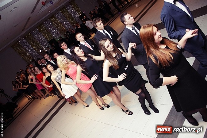 Zdjęcie w galerii na portalu naszraciborz.pl: Pięć klas Ekonomika bawi się w Zakrzowie wiadomości z regionu