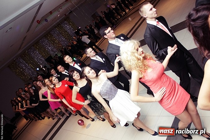 Zdjęcie w galerii na portalu naszraciborz.pl: Pięć klas Ekonomika bawi się w Zakrzowie wiadomości z regionu