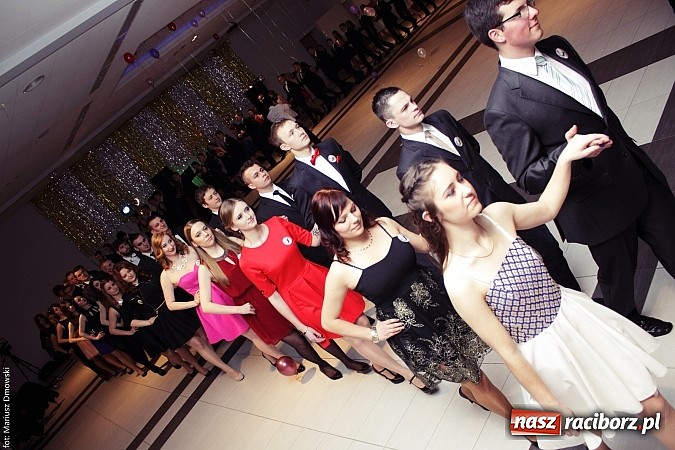 Zdjęcie w galerii na portalu naszraciborz.pl: Pięć klas Ekonomika bawi się w Zakrzowie wiadomości z regionu