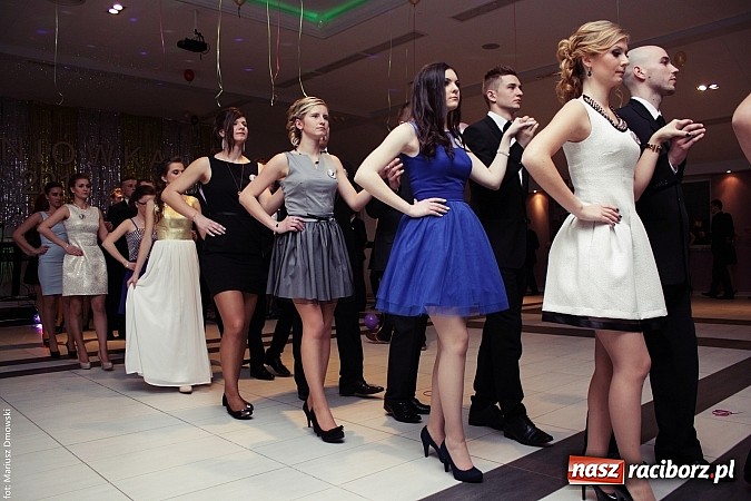 Zdjęcie w galerii na portalu naszraciborz.pl: Pięć klas Ekonomika bawi się w Zakrzowie wiadomości z regionu