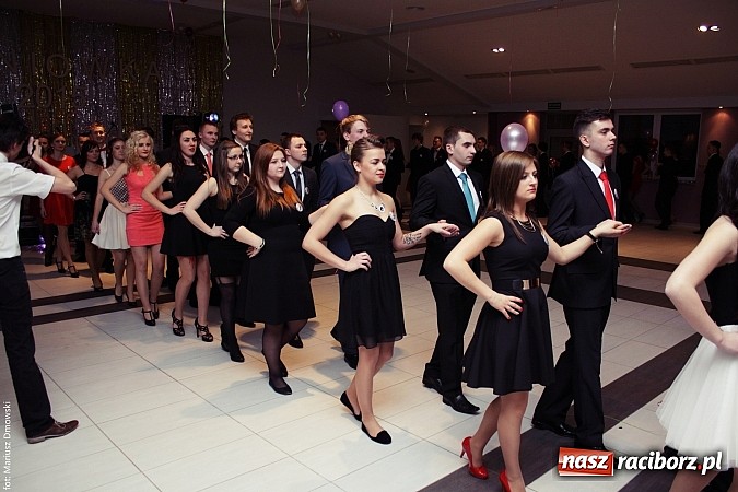 Zdjęcie w galerii na portalu naszraciborz.pl: Pięć klas Ekonomika bawi się w Zakrzowie wiadomości z regionu