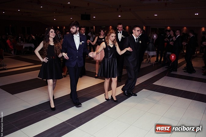 Zdjęcie w galerii na portalu naszraciborz.pl: Pięć klas Ekonomika bawi się w Zakrzowie wiadomości z regionu