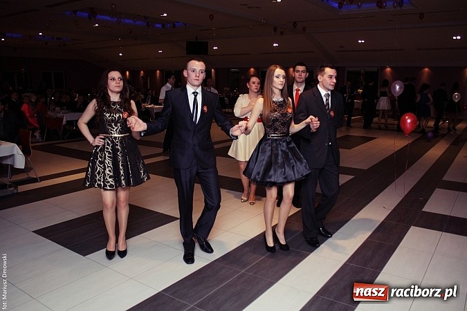 Zdjęcie w galerii na portalu naszraciborz.pl: Pięć klas Ekonomika bawi się w Zakrzowie wiadomości z regionu