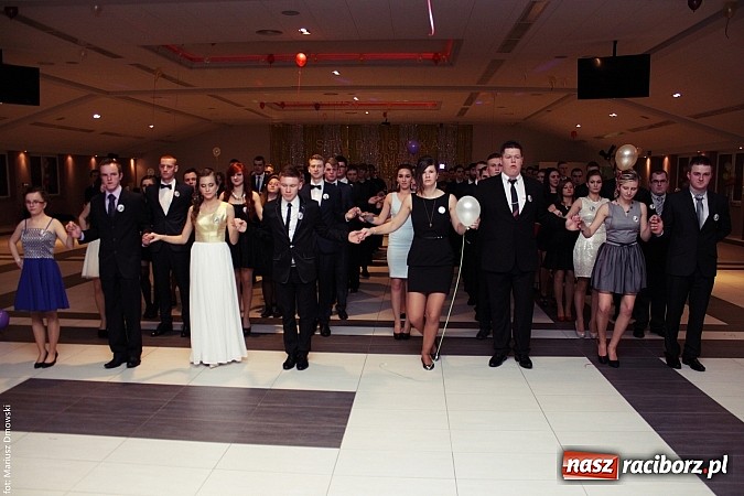 Zdjęcie w galerii na portalu naszraciborz.pl: Pięć klas Ekonomika bawi się w Zakrzowie wiadomości z regionu