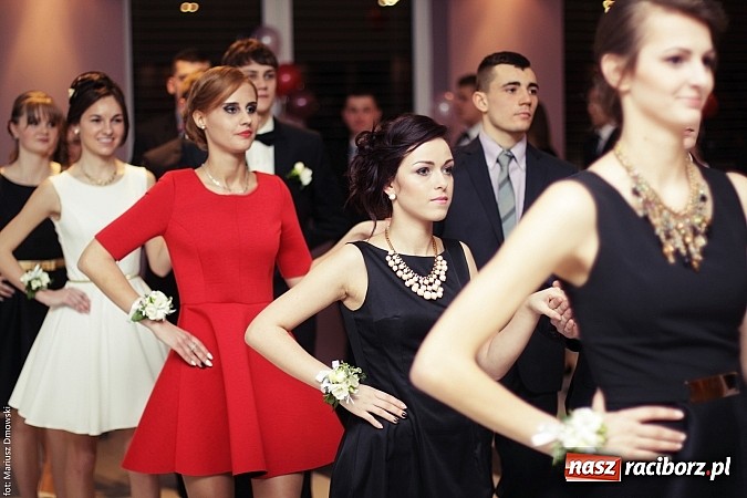 Zdjęcie w galerii na portalu naszraciborz.pl: Pięć klas Ekonomika bawi się w Zakrzowie wiadomości z regionu