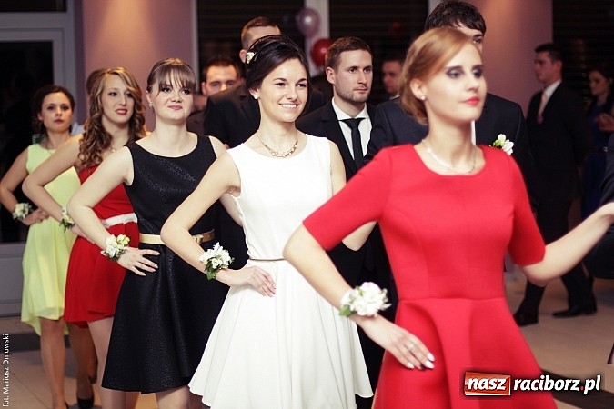 Zdjęcie w galerii na portalu naszraciborz.pl: Pięć klas Ekonomika bawi się w Zakrzowie wiadomości z regionu