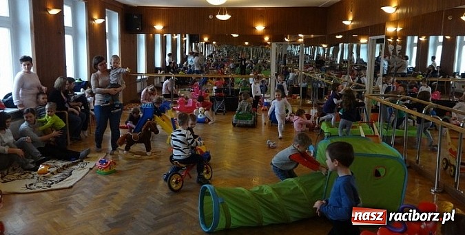 Zdjęcie w galerii na portalu naszraciborz.pl: Zima nie musi być smutna. Jak Fiku-miku bawi się w RCK wiadomości z regionu