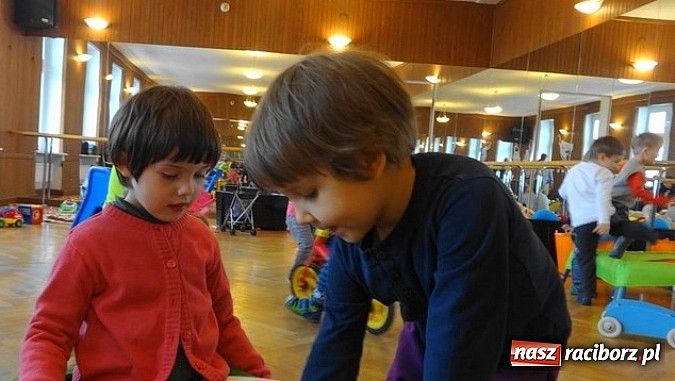 Zdjęcie w galerii na portalu naszraciborz.pl: Zima nie musi być smutna. Jak Fiku-miku bawi się w RCK wiadomości z regionu