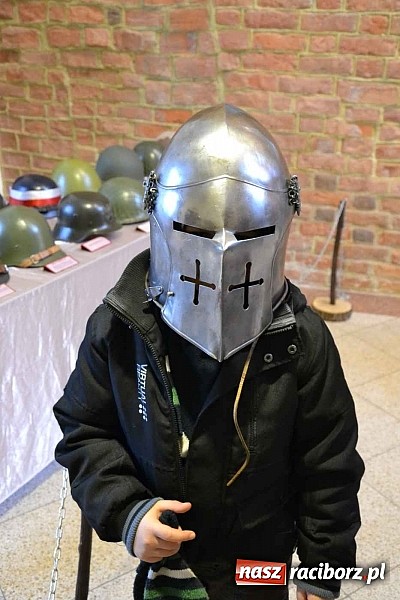 Zdjęcie w galerii na portalu naszraciborz.pl: Hełm, szyszak czy rogatywka – na zamku otwarto nową wystawę  wiadomości z regionu