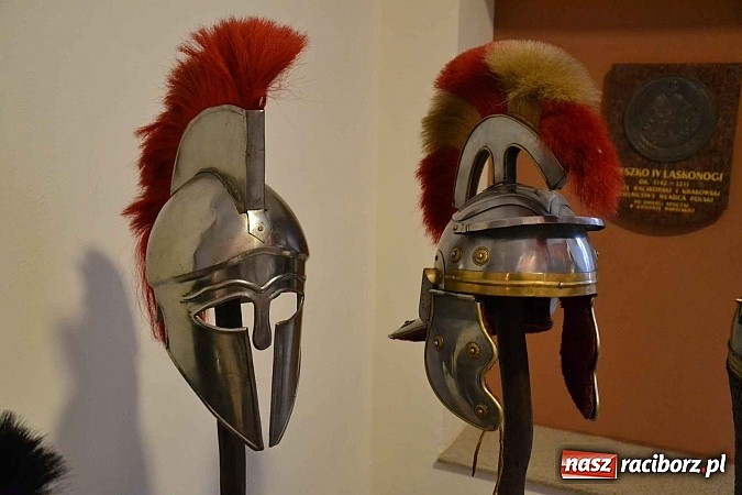 Zdjęcie w galerii na portalu naszraciborz.pl: Hełm, szyszak czy rogatywka – na zamku otwarto nową wystawę  wiadomości z regionu