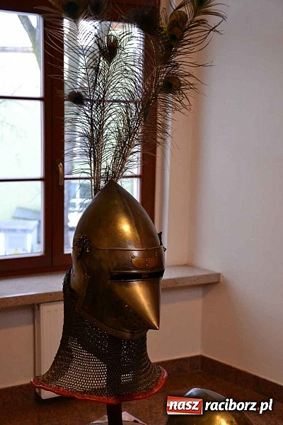 Zdjęcie w galerii na portalu naszraciborz.pl: Hełm, szyszak czy rogatywka – na zamku otwarto nową wystawę  wiadomości z regionu