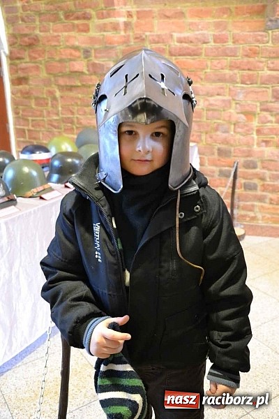 Zdjęcie w galerii na portalu naszraciborz.pl: Hełm, szyszak czy rogatywka – na zamku otwarto nową wystawę  wiadomości z regionu