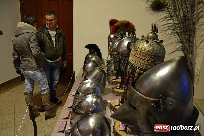 Zdjęcie w galerii na portalu naszraciborz.pl: Hełm, szyszak czy rogatywka – na zamku otwarto nową wystawę  wiadomości z regionu