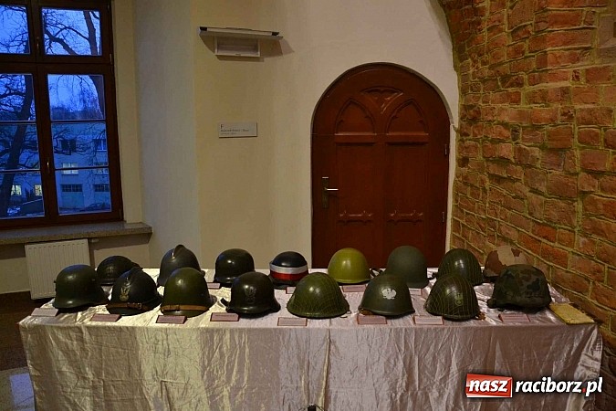 Zdjęcie w galerii na portalu naszraciborz.pl: Hełm, szyszak czy rogatywka – na zamku otwarto nową wystawę  wiadomości z regionu