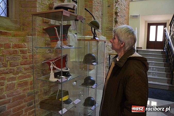 Zdjęcie w galerii na portalu naszraciborz.pl: Hełm, szyszak czy rogatywka – na zamku otwarto nową wystawę  wiadomości z regionu