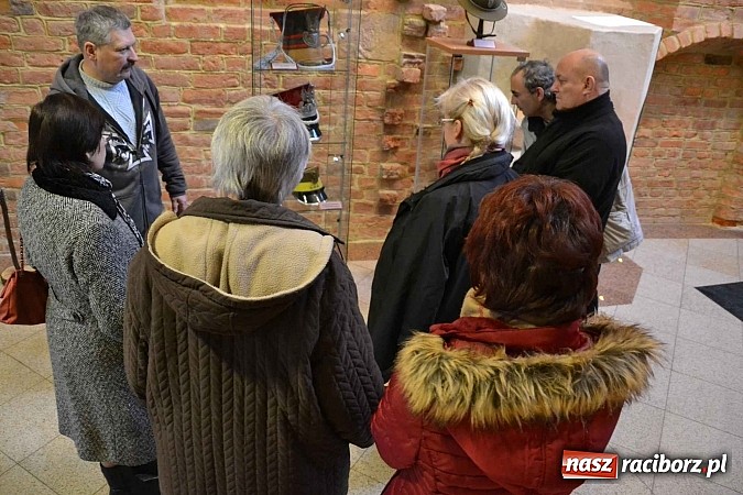 Zdjęcie w galerii na portalu naszraciborz.pl: Hełm, szyszak czy rogatywka – na zamku otwarto nową wystawę  wiadomości z regionu
