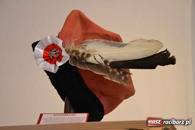 Zdjęcie w galerii na portalu naszraciborz.pl: Hełm, szyszak czy rogatywka – na zamku otwarto nową wystawę  wiadomości z regionu