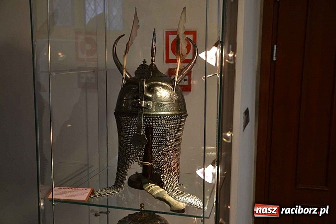Zdjęcie w galerii na portalu naszraciborz.pl: Hełm, szyszak czy rogatywka – na zamku otwarto nową wystawę  wiadomości z regionu