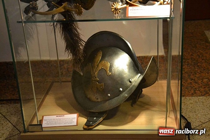 Zdjęcie w galerii na portalu naszraciborz.pl: Hełm, szyszak czy rogatywka – na zamku otwarto nową wystawę  wiadomości z regionu