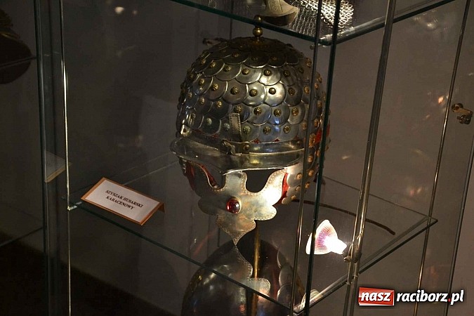 Zdjęcie w galerii na portalu naszraciborz.pl: Hełm, szyszak czy rogatywka – na zamku otwarto nową wystawę  wiadomości z regionu