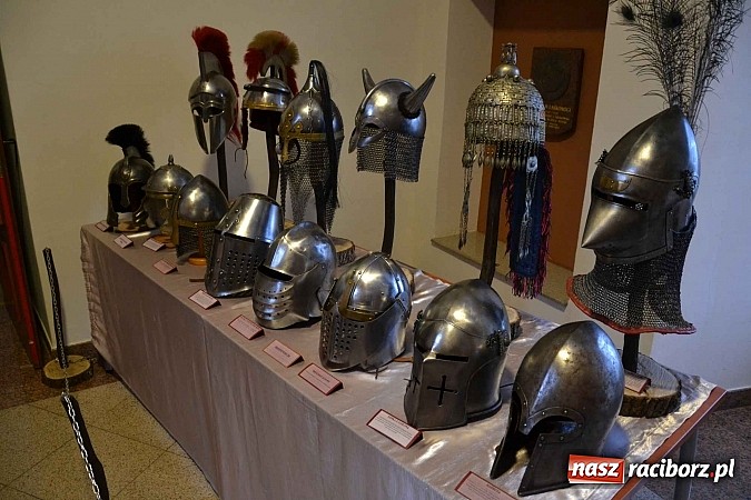 Zdjęcie w galerii na portalu naszraciborz.pl: Hełm, szyszak czy rogatywka – na zamku otwarto nową wystawę  wiadomości z regionu